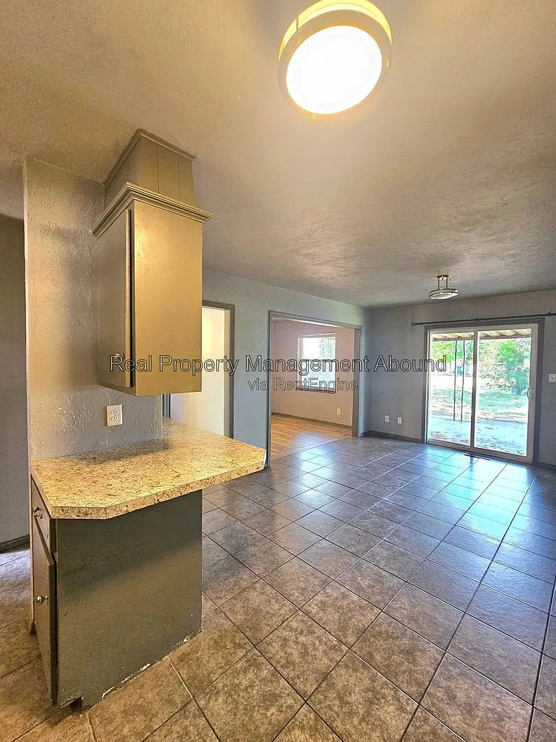 2 bed, 1.0 bath, 850 sqft, $1,200 — Photo 4