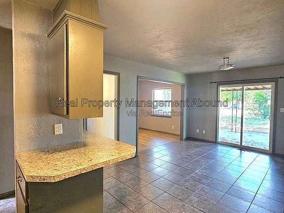 4th image of 308 S Hickory Pl