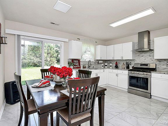 4th image of 15206 Edgewater Forest Ln