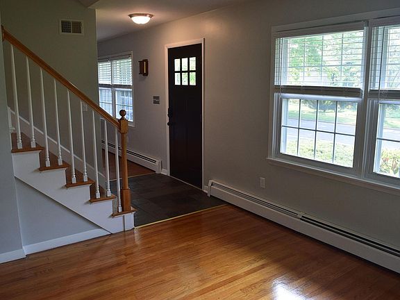 4th image of 721 Windsor Ct