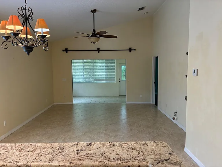 7916 SE Sugar Pines Way — Photo 4