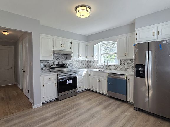 5th image of 1384 Huntington Rd