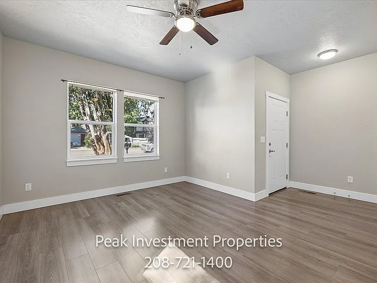 315 E Denver St — Photo 4