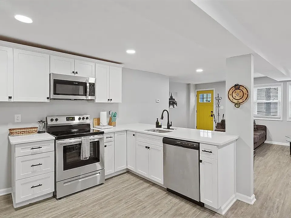 910 James Street — Photo 2