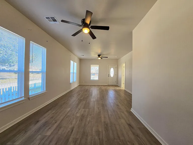 1224 N Market Ave — Photo 22