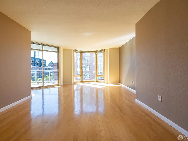 88 King St #606 — Photo 1