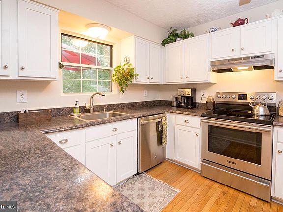 5th image of 1027 Saint Margarets Dr
