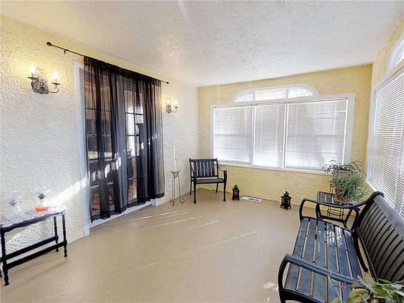 3rd image of 215 E Parkdale Ave
