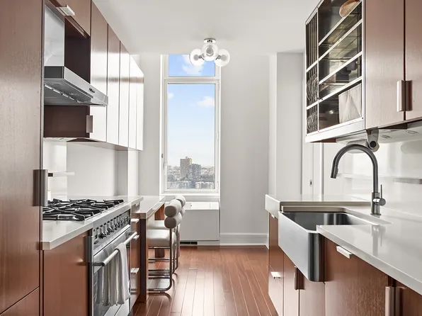 60 Riverside Boulevard image 4 of 20