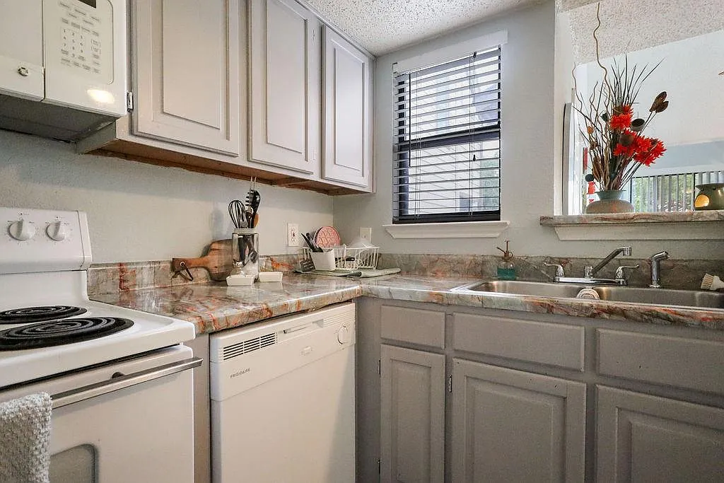 2 bed, 894 sqft, $1,465 — Photo 2