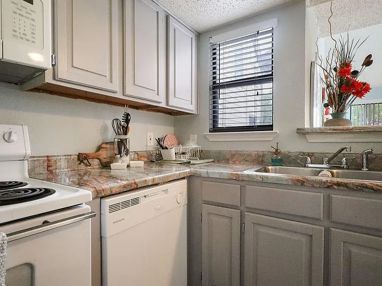 2300 Bamboo Dr #N211 — Photo 2
