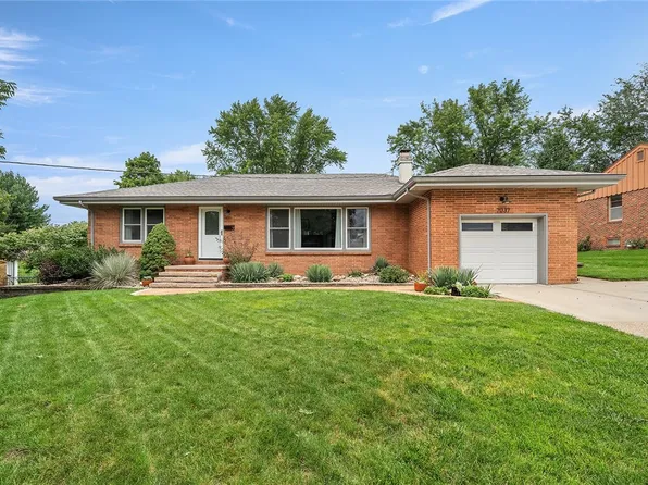 7037 El Rancho Ave, Windsor Heights, IA 50324
