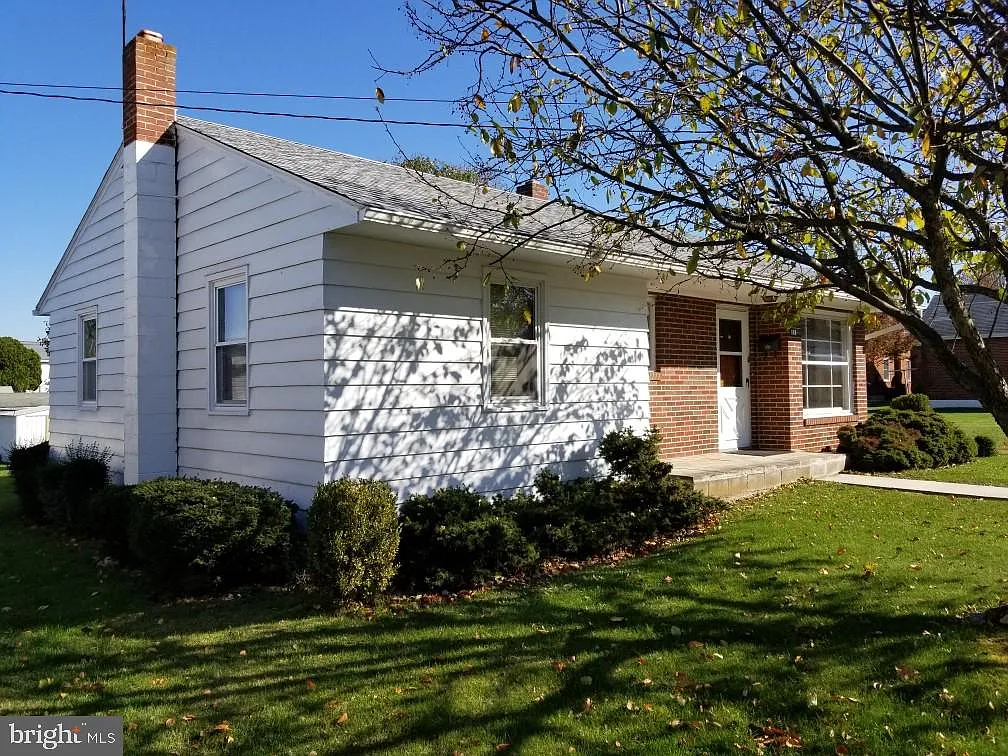 140 Rowe Ave photo 1