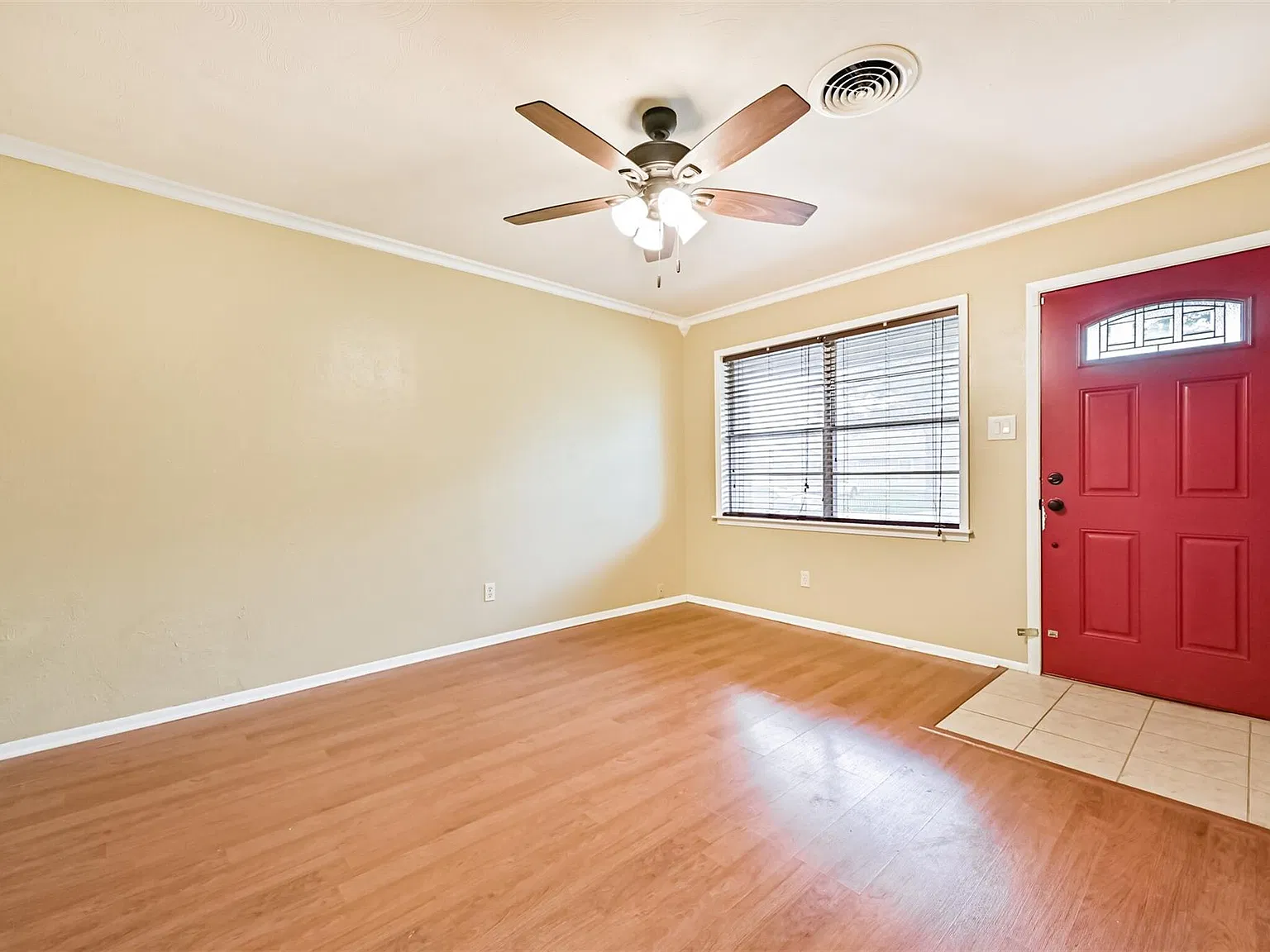 3 bed, 1.5 bath, 1383 sqft, $1,700 — Photo 4