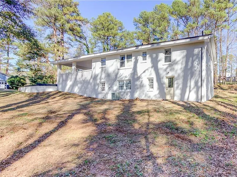 154 Huston Dr — Photo 2