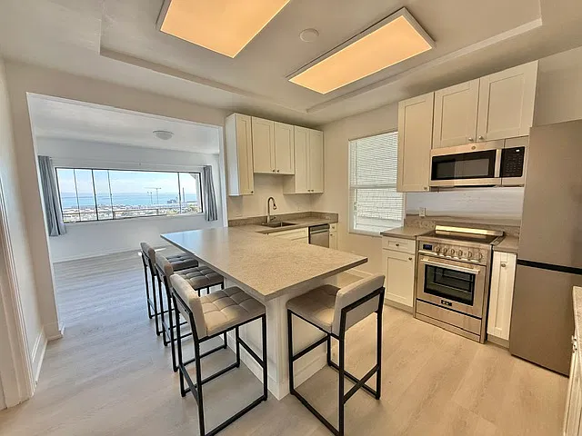 2 bed, 745 sqft, $5,650 — Photo 2