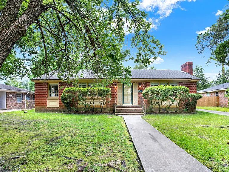 331 Oxford Dr — Photo 1