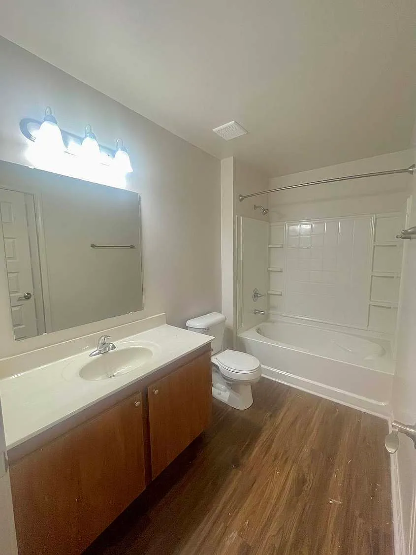 3 bed, $1,915 — Photo 4