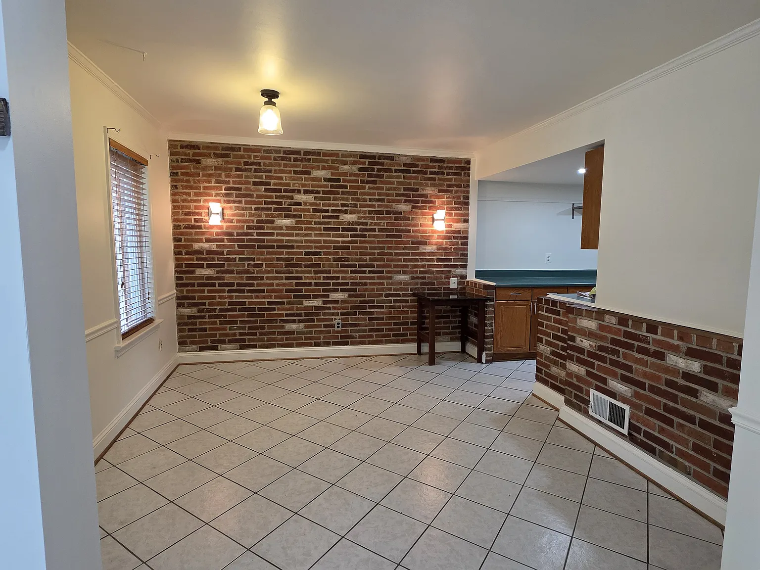 3 bed, 1.5 bath, 1320 sqft, $2,300 — Photo 2