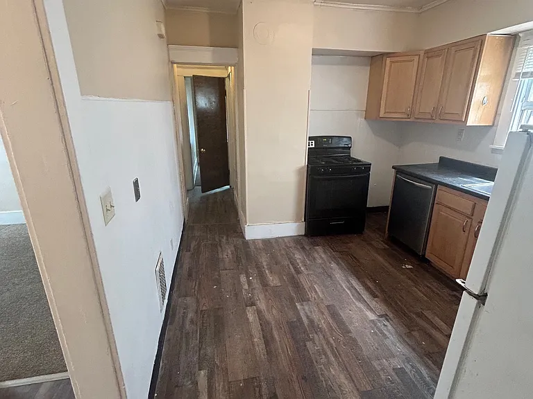 63 Montrose Ave — Photo 8