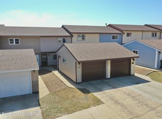 647 27th St W, Dickinson, ND 58601