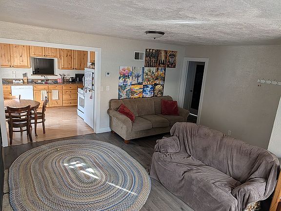 4th image of 883 Hillcrest Ave