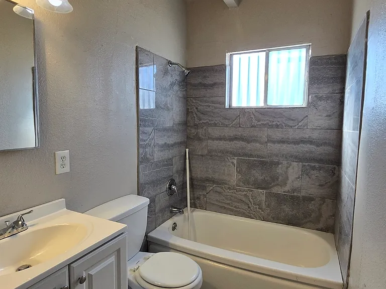 443 N Diana St #D — Photo 7