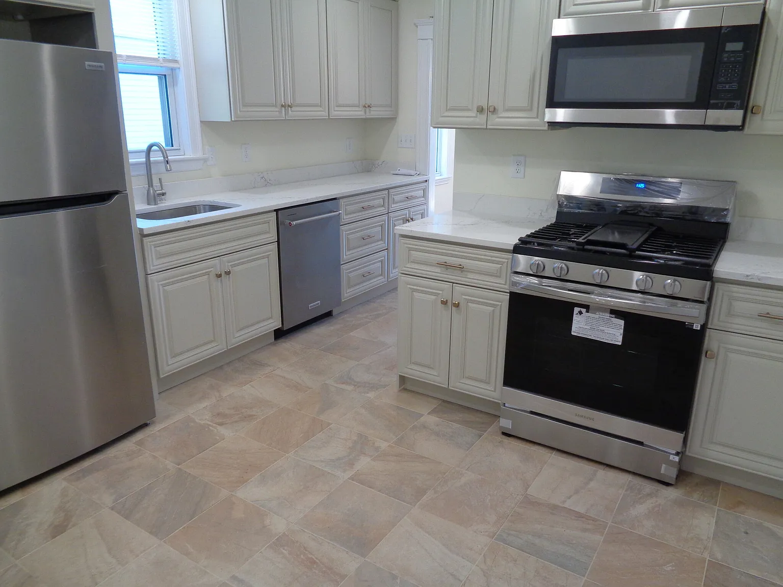 3 bed, 1.5 bath, 1500 sqft, $3,250 — Photo 3
