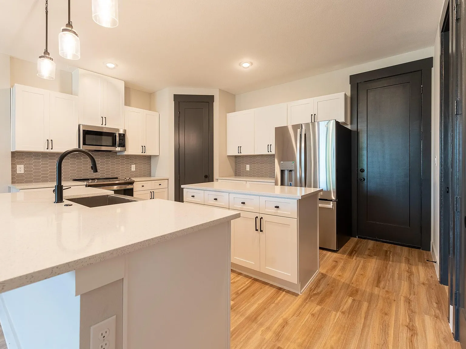 3 bed, 3.5 bath, 1962 sqft, $2,200 — Photo 4