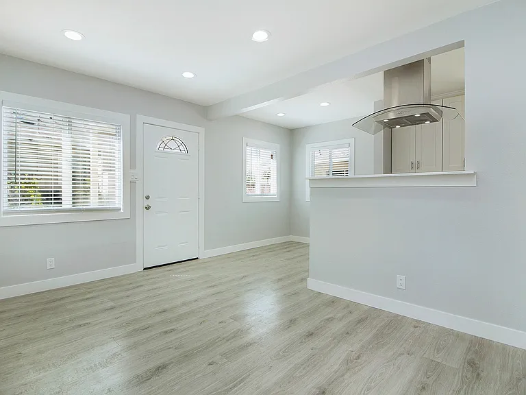 Ellis Street Duplex — Photo 7