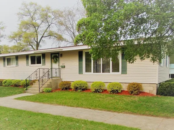 1825 10th St, Marinette, WI 54143