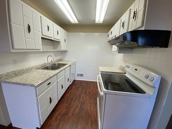 3rd image of 491 Lovers Ln #20