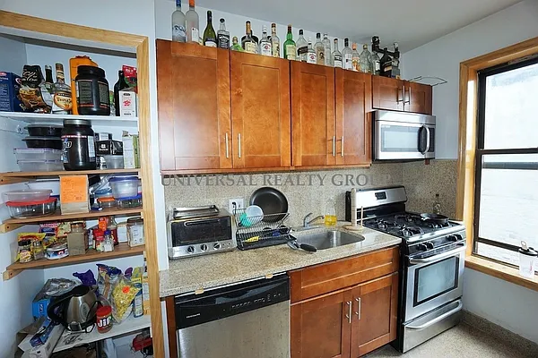 Rented by Universal Realty Group | media 23