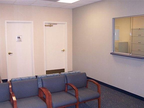 3rd image of 1061 Park Dr
