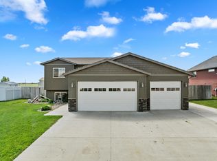 322 6th Ave SW, Surrey, ND 58785