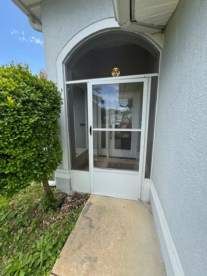 Beautiful, open concept, split plan, 3-bedroom, 2 bath, 2 car garage with screened in patio home. — Photo 3