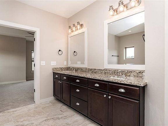 5th image of 1466 N Desoto Pl