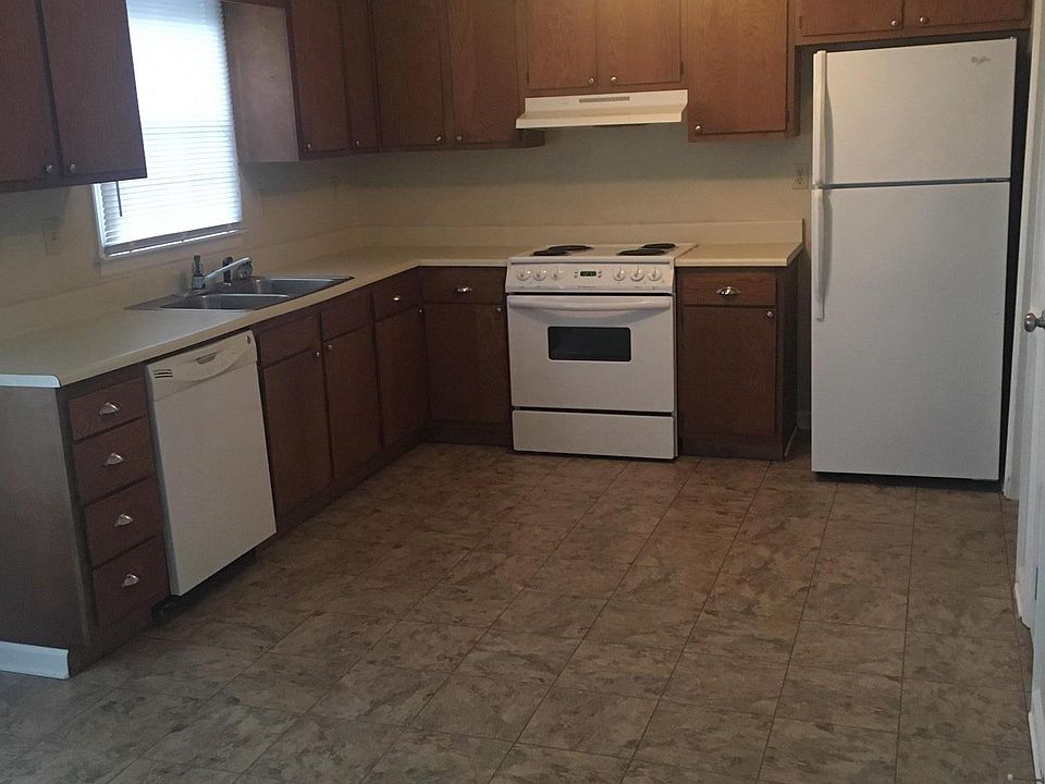 Large kitchen with plenty of room to cook and all the major 