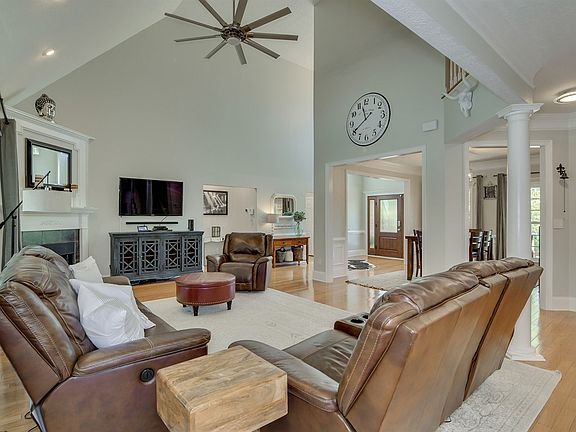 5th image of 977 Woody Hill Cir