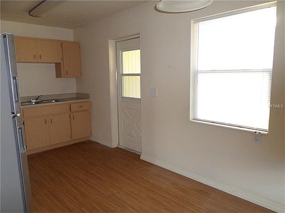 3rd image of 1221 SE Carnahan Ave