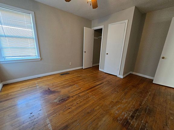 4th image of 300 W 33rd Pl
