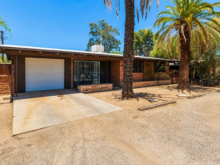 1303 N Roberts Way — Photo 1