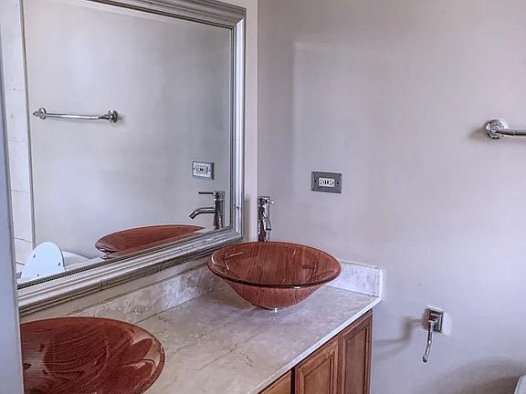 4th image of 6617 S Kenwood Ave #305