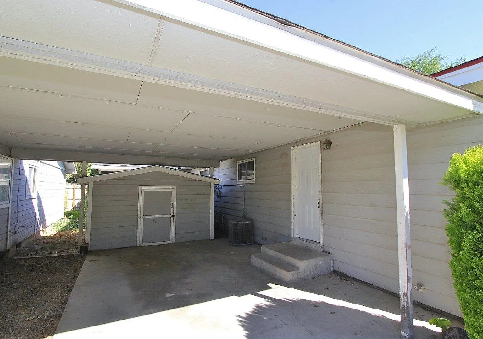Quaint Single-Level Unit on Corner-Lot — Photo 3
