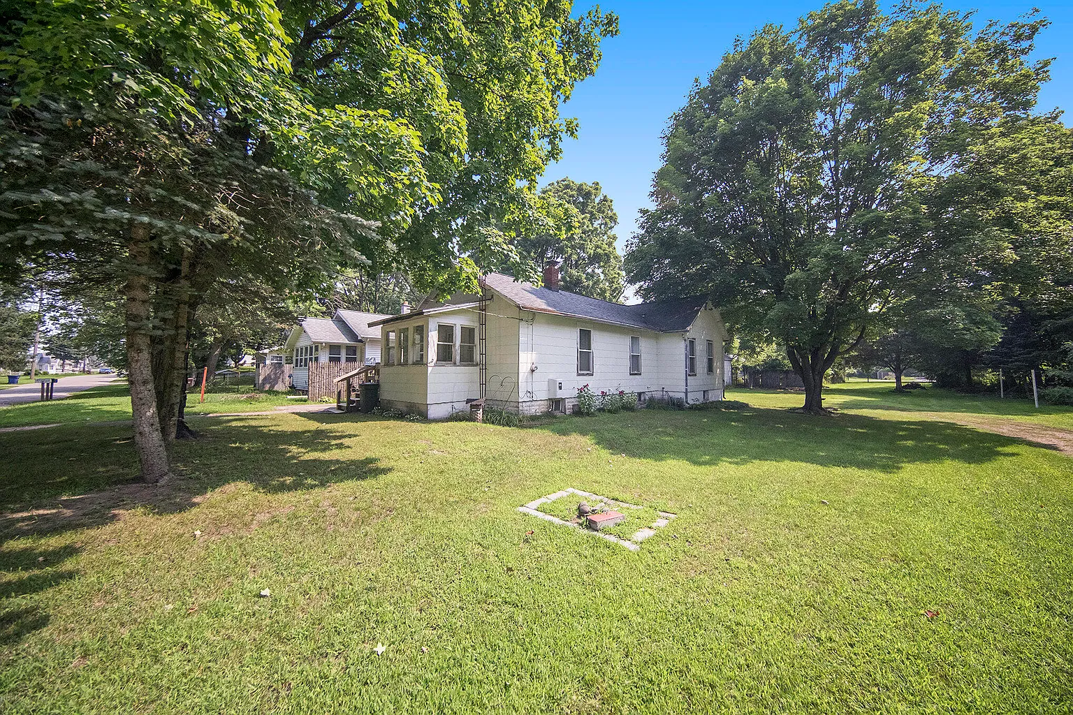 2405 Crest Ave photo 1