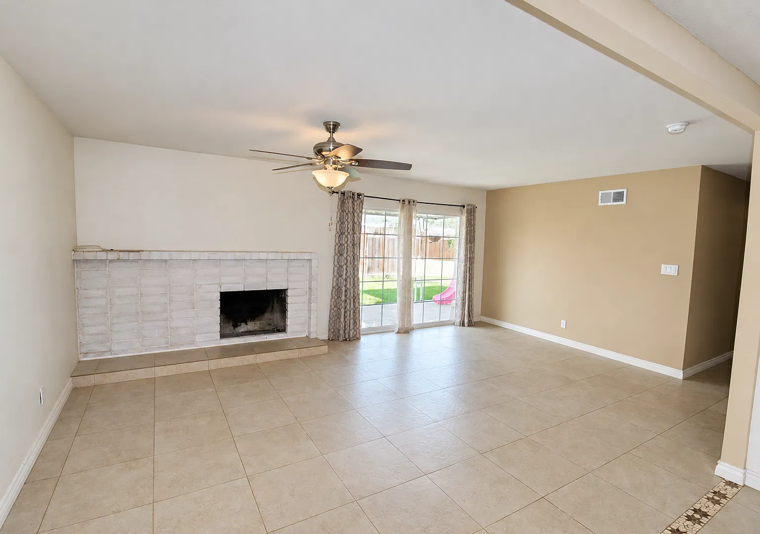 4+2 North Oxnard Home — Photo 3