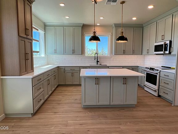 4th image of 202 SE Larkspur Dr