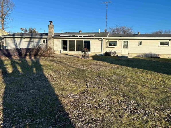 753 Vaniman Island Dr, Brooklyn, MI 49230