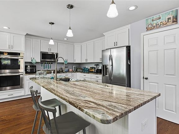 5th image of 453 Caren Dr