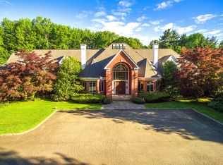 3 Hunting Ln, Old Westbury, NY 11568